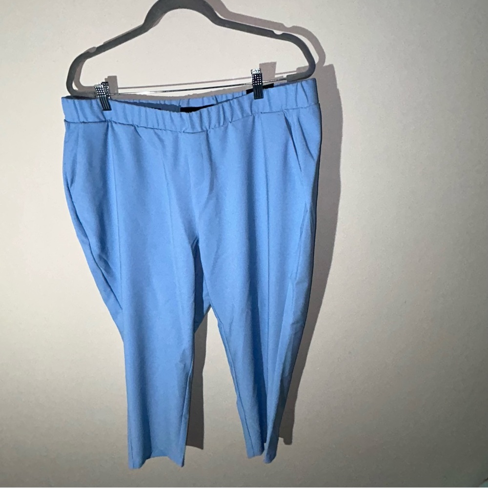 Torrid women’s 2 short Sky Blue Pants (size 2x 18/20) NWT